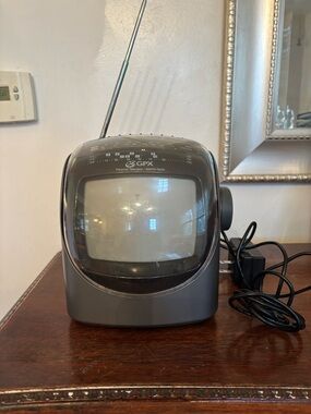 GPX Portable AM/FM Radio with Built-In Screen - Black